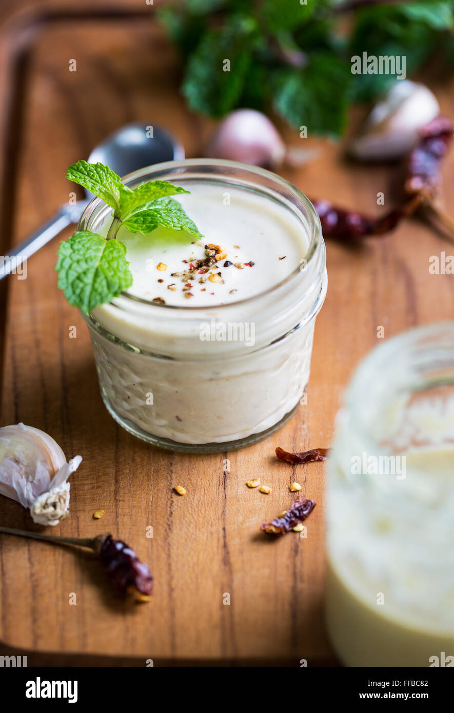 In casa la tahina medicazione Mason jar da alcuni ingredienti Foto Stock