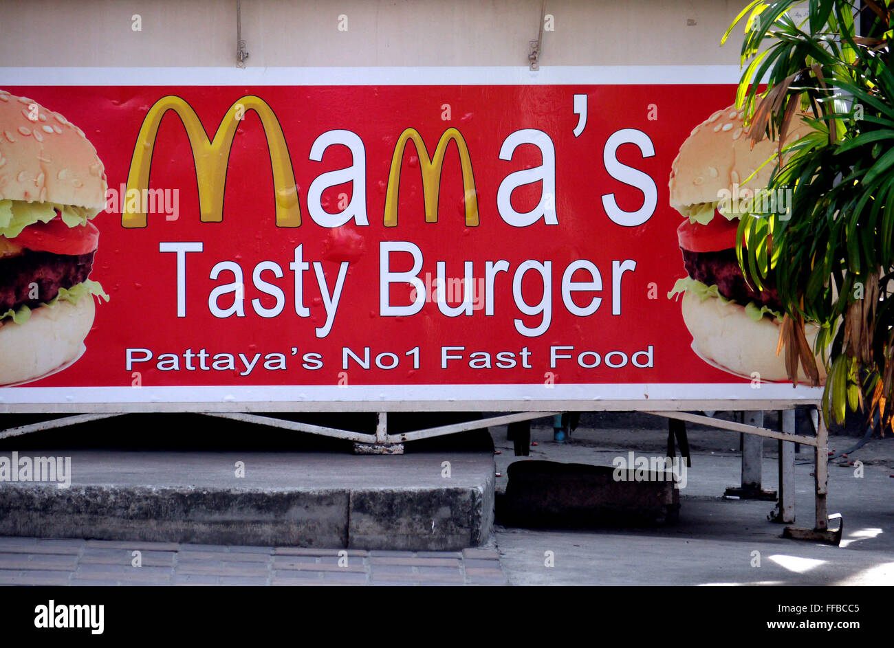 Un hamburger stallo in Pattaya Thailandia 'Mama gustosa Burger' utilizzando il McDonald logo M come parte della loro pubblicità segno. Possibile problema di copyright Foto Stock