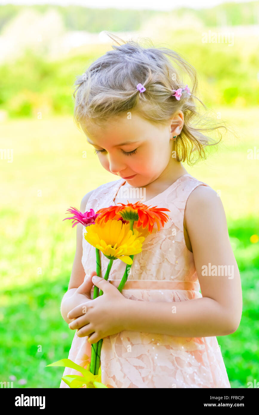 Ritratto di una bambina di 6 anni con un bouquet di gerbere Foto Stock
