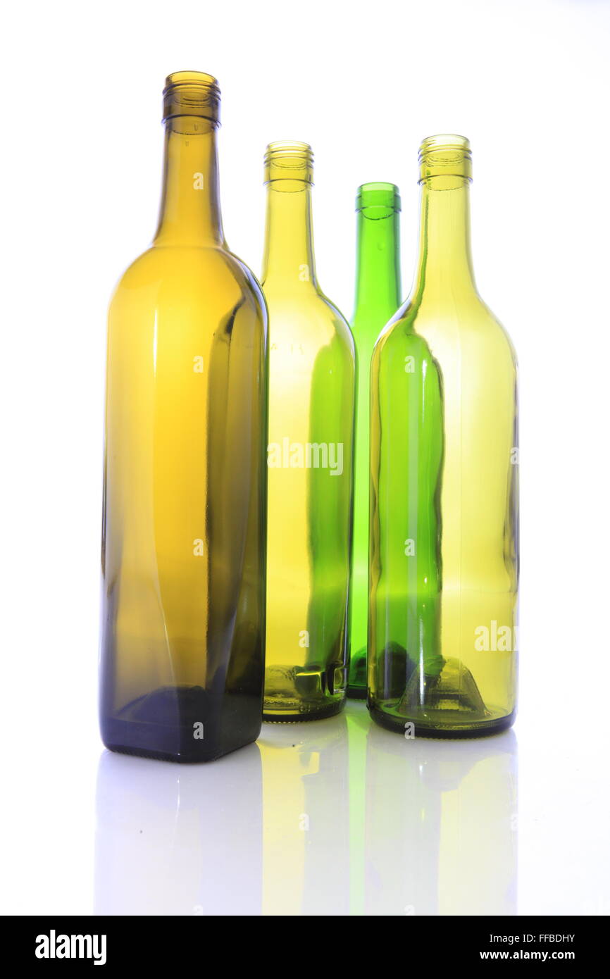 Vuoto quattro bottiglie di vino su uno sfondo bianco Foto Stock
