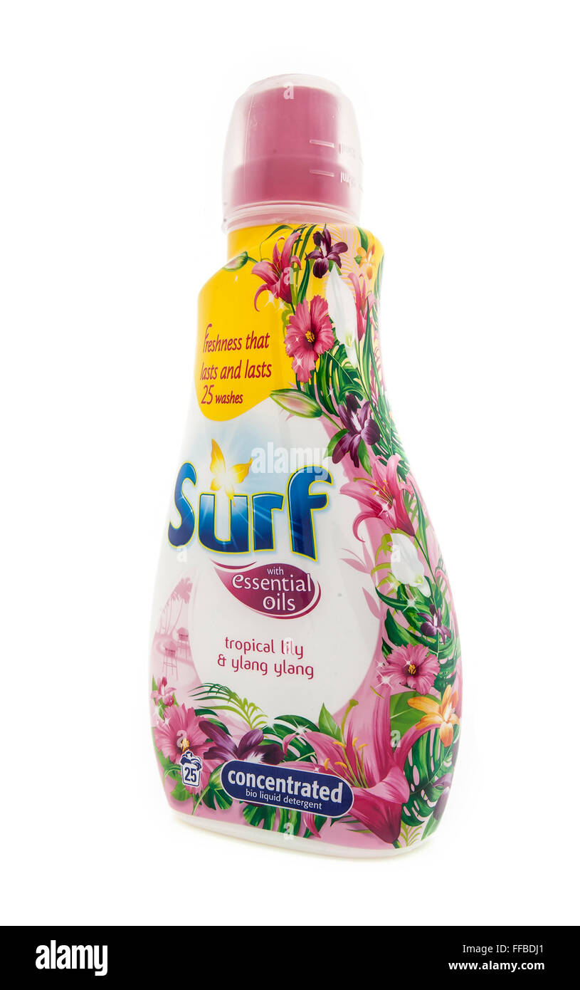 Surf Conentrated Bio detergente liquido con oli essenziali su sfondo bianco Foto Stock