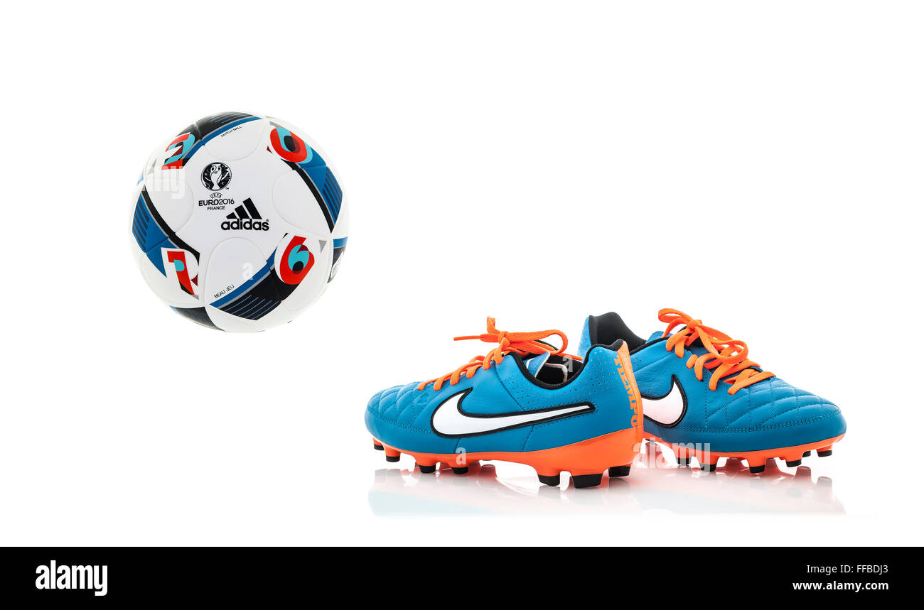 Adidas BEAU JEU 2016 Euro a calcio con un paio di scarpe Nike Football su sfondo bianco Foto Stock