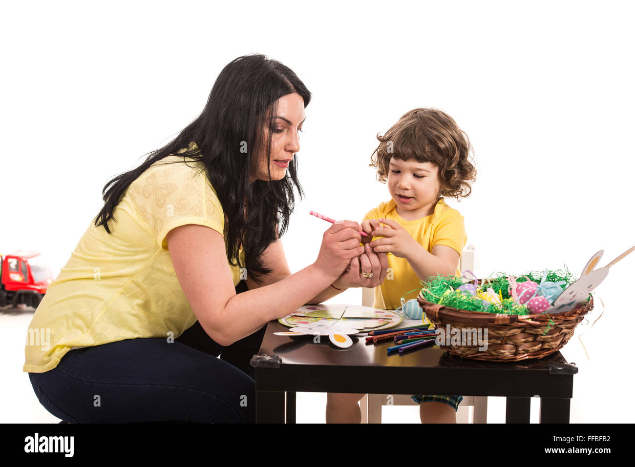 Madre e figlio facendo decorazioni di Pasqua in casa propria Foto Stock