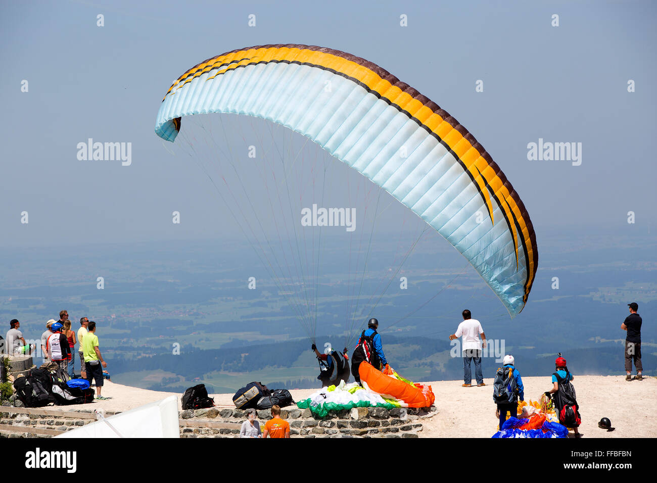 Parapendio in estate nelle Alpi Bavaresi, Germania Foto Stock