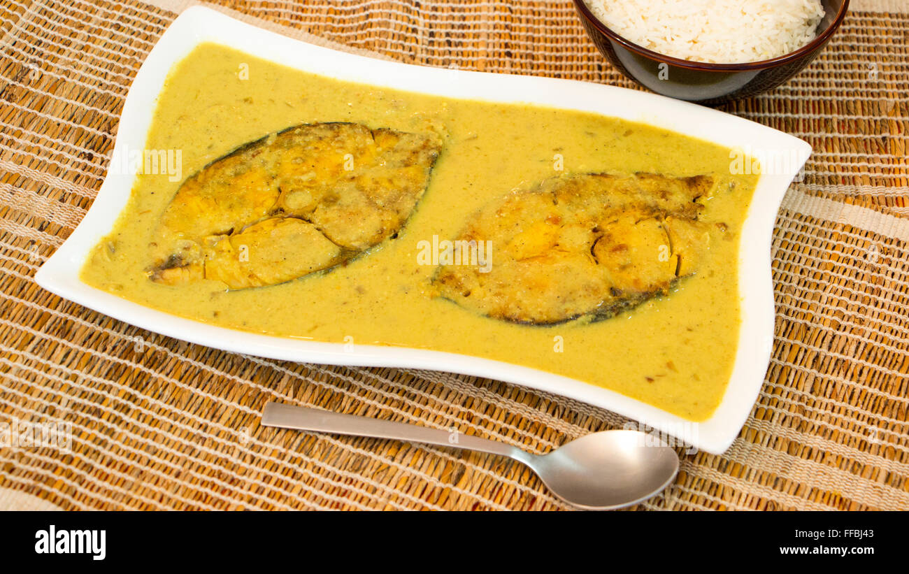 Pesce caldine è un autentico stile di goan giallo curry di pesce in cui il pesce è cotto con il latte di cocco in modo non è molto piccante ma m Foto Stock