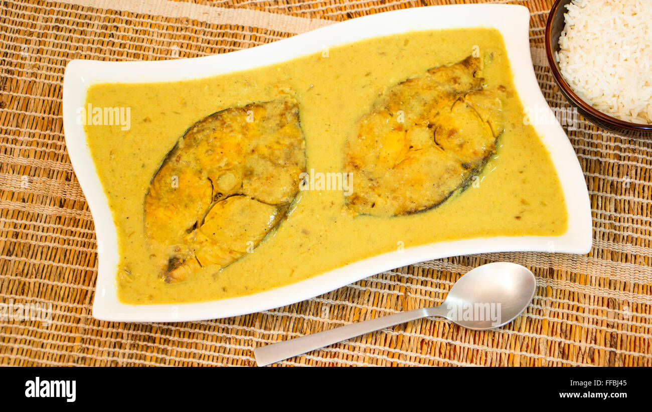 Pesce caldine è un autentico stile di goan giallo curry di pesce in cui il pesce è cotto con il latte di cocco in modo non è molto piccante ma m Foto Stock