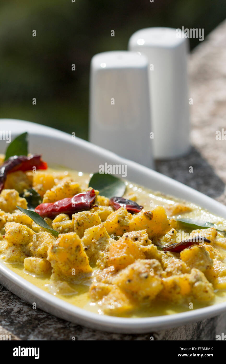 Ananas sasam è un piatto di Goa in cui pezzi di ananas sono cucinati con noce di cocco e Pasta di mostarda. Questo è un piatto unico che Foto Stock