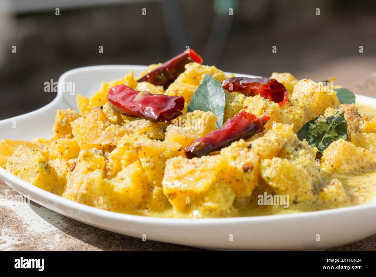 Ananas sasam è un piatto di Goa in cui pezzi di ananas sono cucinati con noce di cocco e Pasta di mostarda. Questo è un piatto unico che Foto Stock