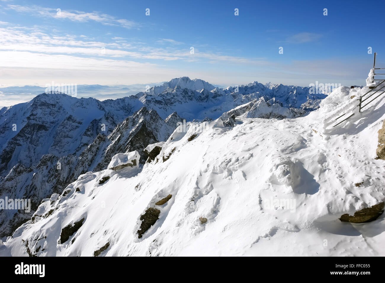 Paesaggio con neve montagne e il cielo azzurro in Alti Tatra, Slovacchia. Foto Stock