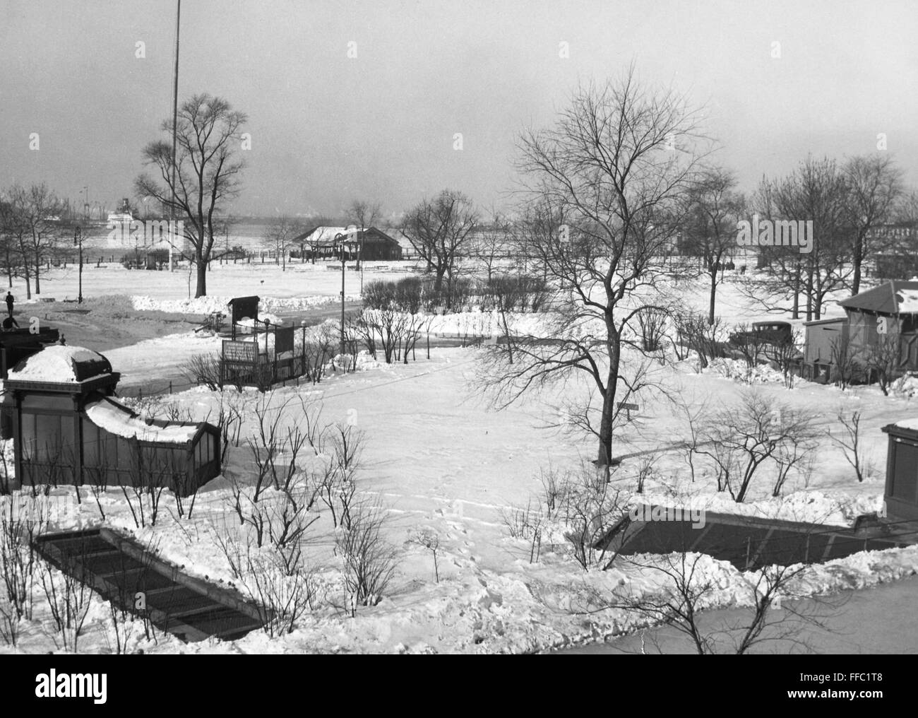 NEW YORK: BATTERY PARK. /NBattery Park, in corrispondenza della punta inferiore di Manhattan, a seguito di una tempesta di neve, c1950. Foto Stock