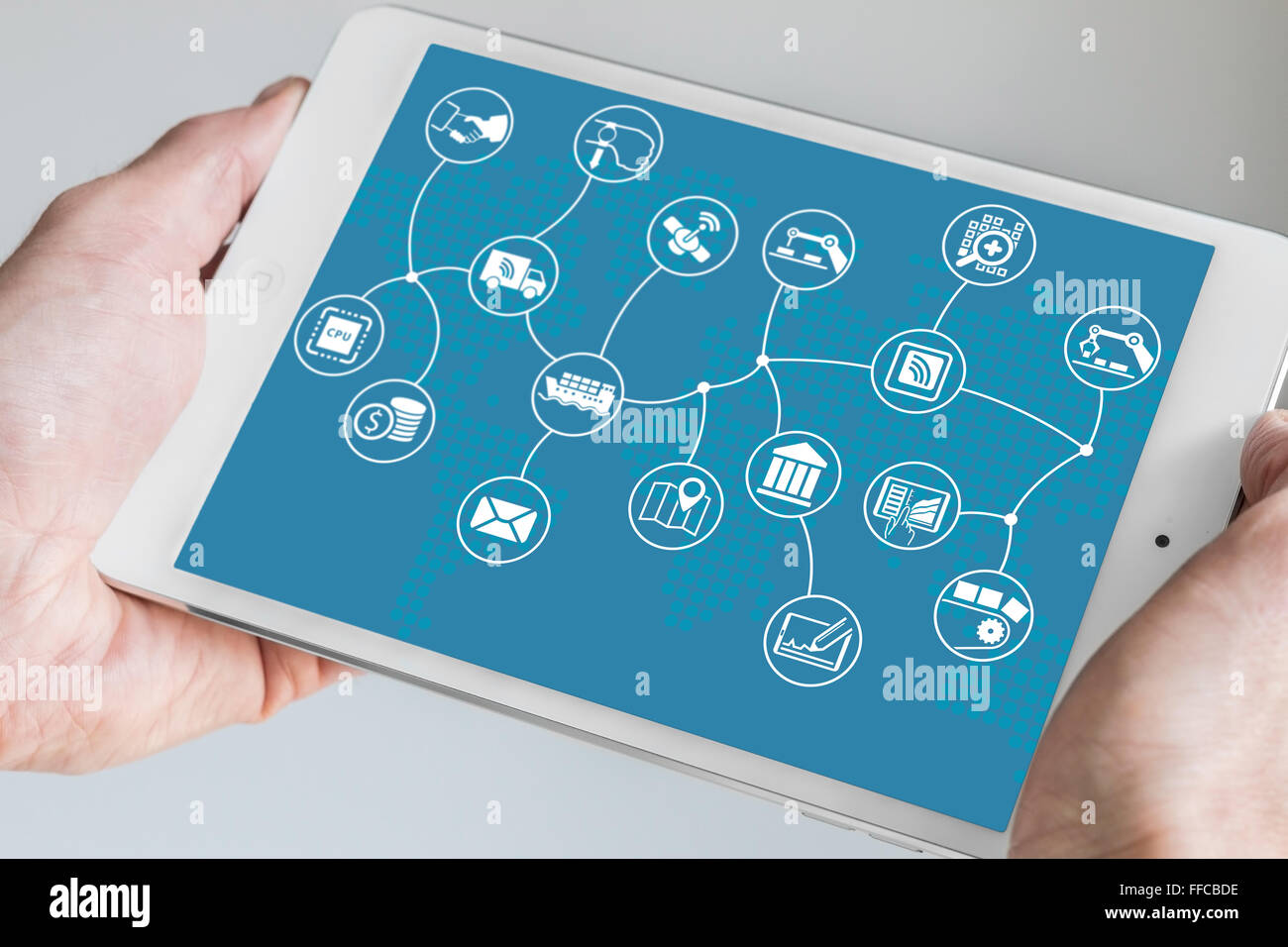 Mano azienda moderna tablet. Internet delle cose (IOT) modello di business con la mappa del mondo su sfondo blu. Foto Stock