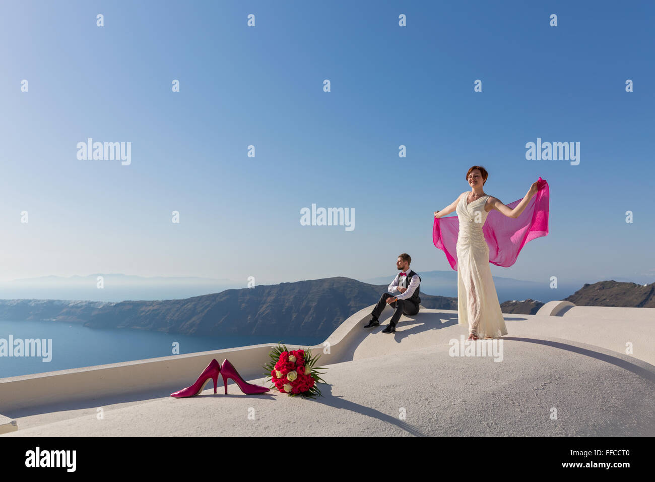 Coppia giovane coppia sul tetto degli edifici di Santorini, Grecia Foto Stock