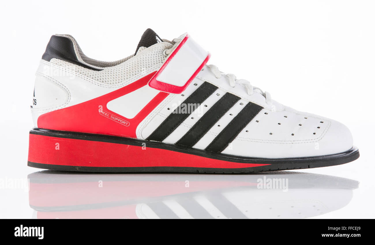 Adidas il sollevamento pesi olimpico scarpe su uno sfondo bianco con una  riflessione Foto stock - Alamy