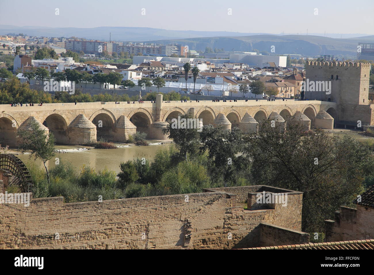 Ponte romano spanning fiume Rio Guadalquivir, Cordoba, Spagna Foto Stock