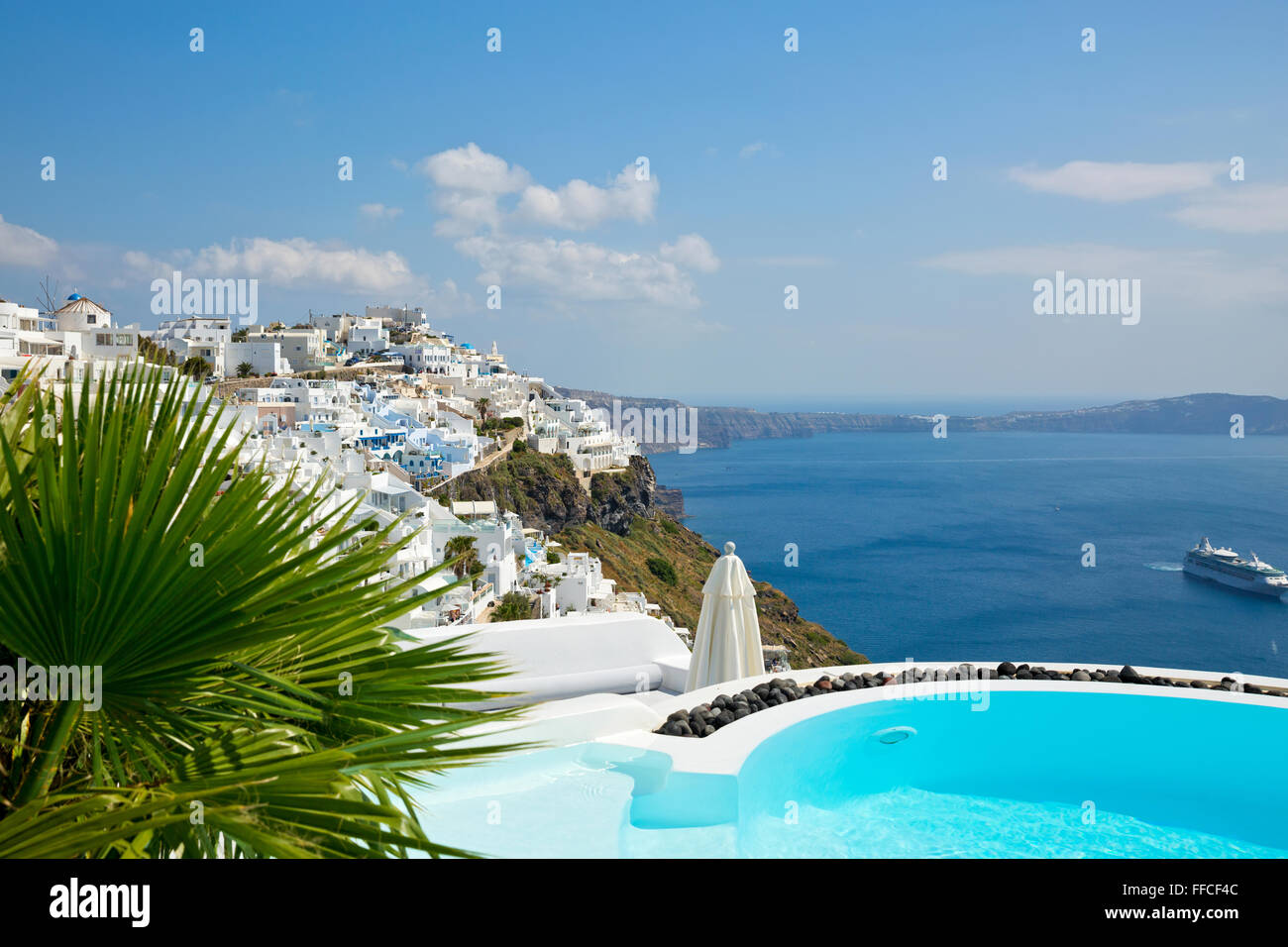 Splendide vedute della piscina e del mare, Grecia, Santorini Foto Stock