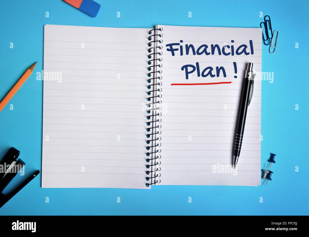 Piano finanziario in parola sulla pagina del notebook Foto Stock