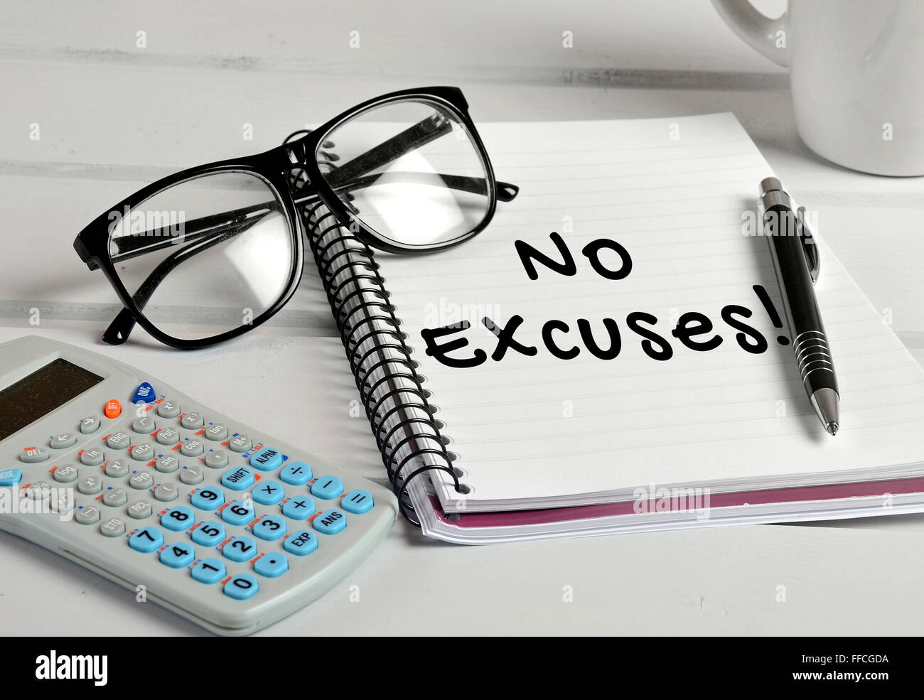 Non ci sono scuse parola sulla pagina del notebook Foto Stock