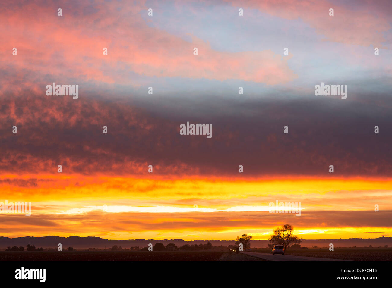 Tramonto nel deserto è così bella che a causa della sua particolare forma delle nuvole. Nel vasto deserto, la strada si estende lonely. Foto Stock