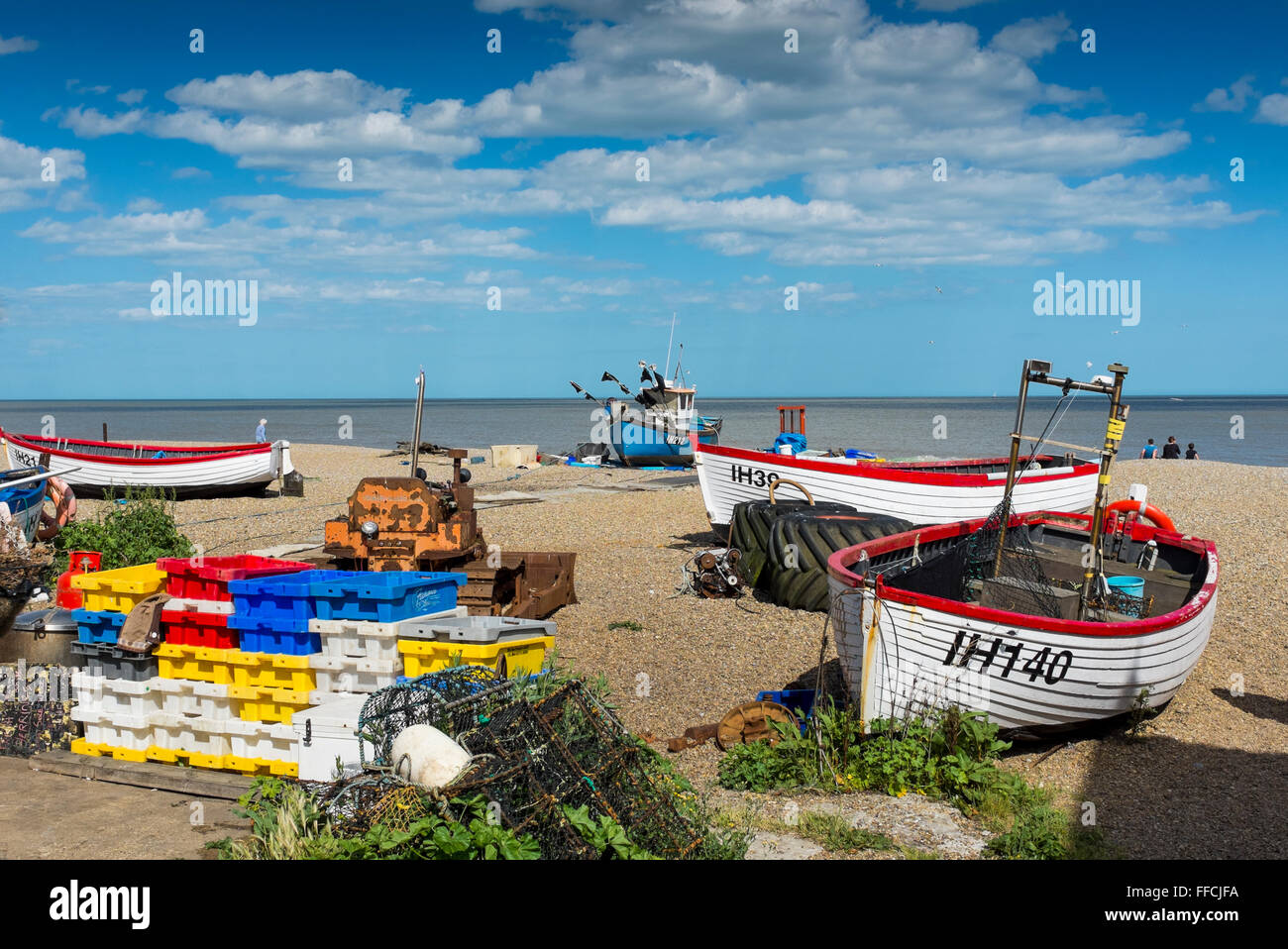 Barche di pescatori sulla spiaggia di Aldeburgh, Suffolk, Regno Unito Foto Stock