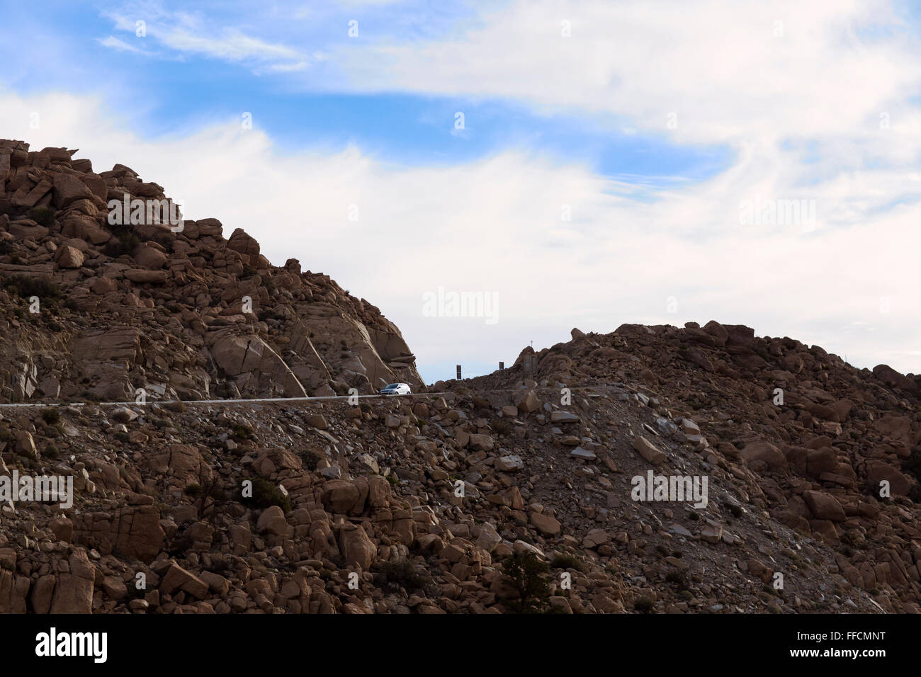 Strada nel deserto montagna è pericoloso. Il bel cielo azzurro rende la strada pericolosa con nessuna sensazione di pericolo. Foto Stock