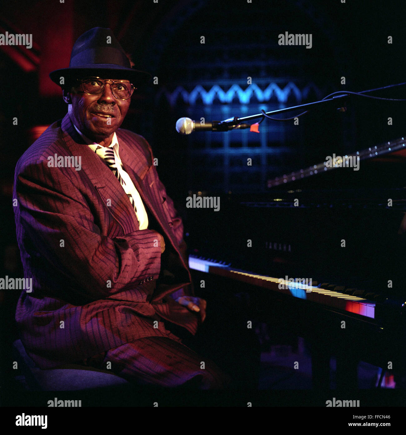 Pinetop Perkins il 90 anno vecchio Blues musicista dal Mississippi, America, suonare dal vivo presso la cappella dell'Unione, Highbury, Londra. Foto Stock