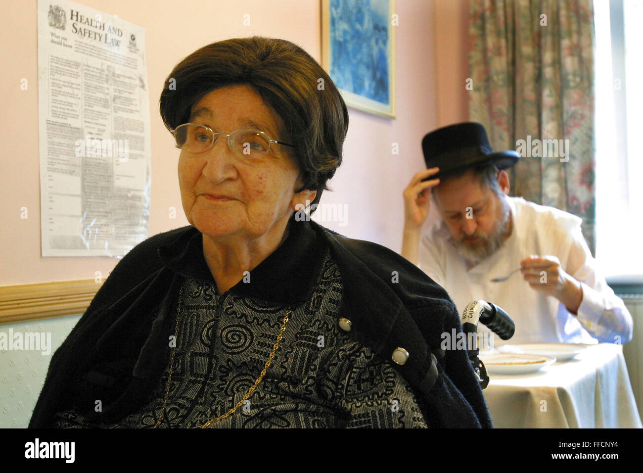Anziani residenti in corso le discussioni in un pranzo di Schonfeld square, un ebreo ortodosso (Kosher) vecchi popoli care home run da Agudas Israele Housing Association, Stamford Hill, Londra. Foto Stock
