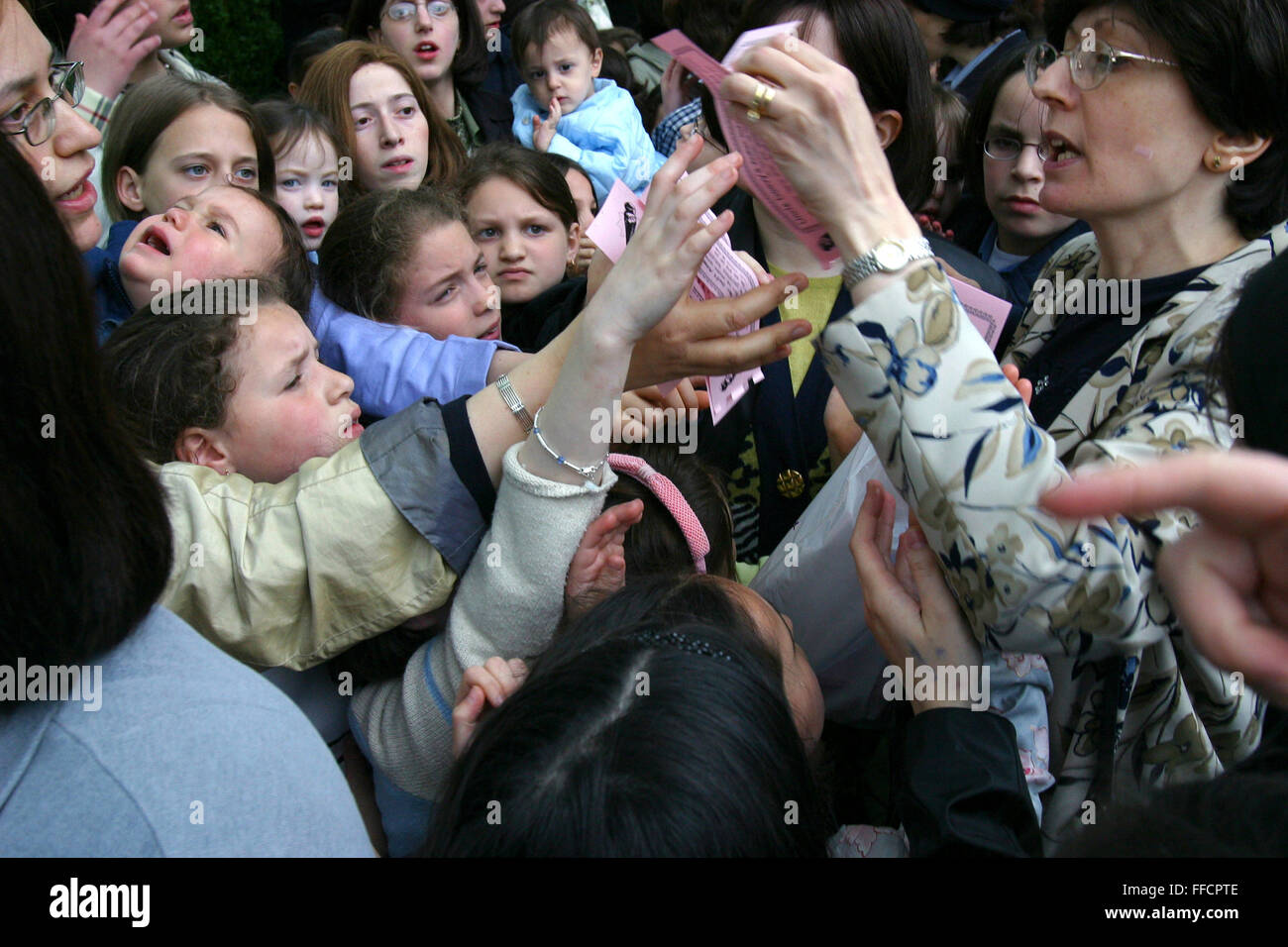 Donne e bambini non riescono ad ottenere i buoni per free kosher gelato, il solo cibo kosher ice cream van nel Regno Unito la visita di un evento comunitario in Allen giardini, Stamford Hill per celebrare Lag B'Omer. Lag B'omer è la vacanza festeggia i trenta-terzo giorno del (conteggio di) Omer. Gli ebrei celebrarlo come il giorno quando la peste che uccise 24.000 persone si è conclusa in terra santa (secondo il Talmud Babilonese). Altre fonti dicono che la peste era effettivamente l'occupazione romana e 24.000 persone sono morte nella seconda ebraica - Guerra Romano (bar Kokhba rivolta del primo secolo). Falò (usato un Foto Stock