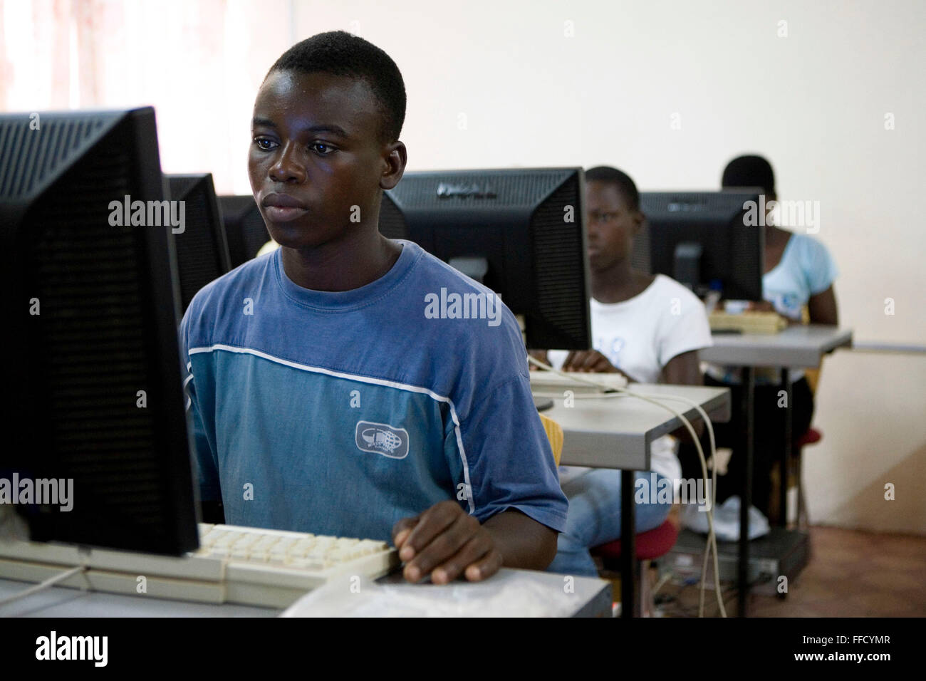 In Ghana settentrionale i giovani imparano nuove competenze sui computer attraverso i diritti del bambino organizzazione Afrikids. Bambini vulnerabili è in grado di apprendere nuove abilità e del commercio, che consentirà di migliorare la qualità della loro vita e aiutare tutta la comunità indigena. Foto Stock