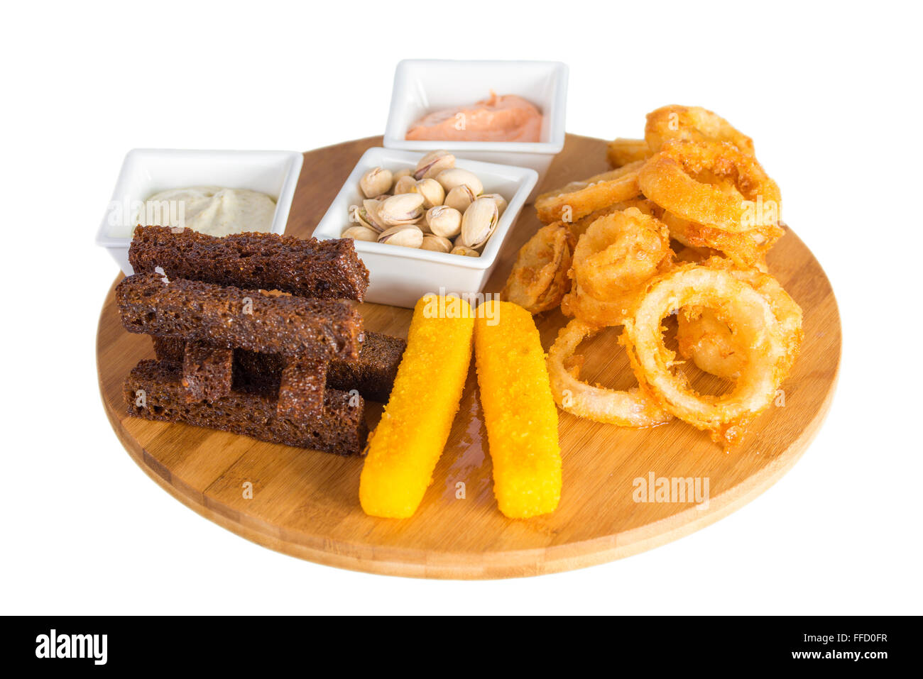 Formaggio bastoni, anelli di cipolla, cracker, arachidi salate e salse Foto Stock