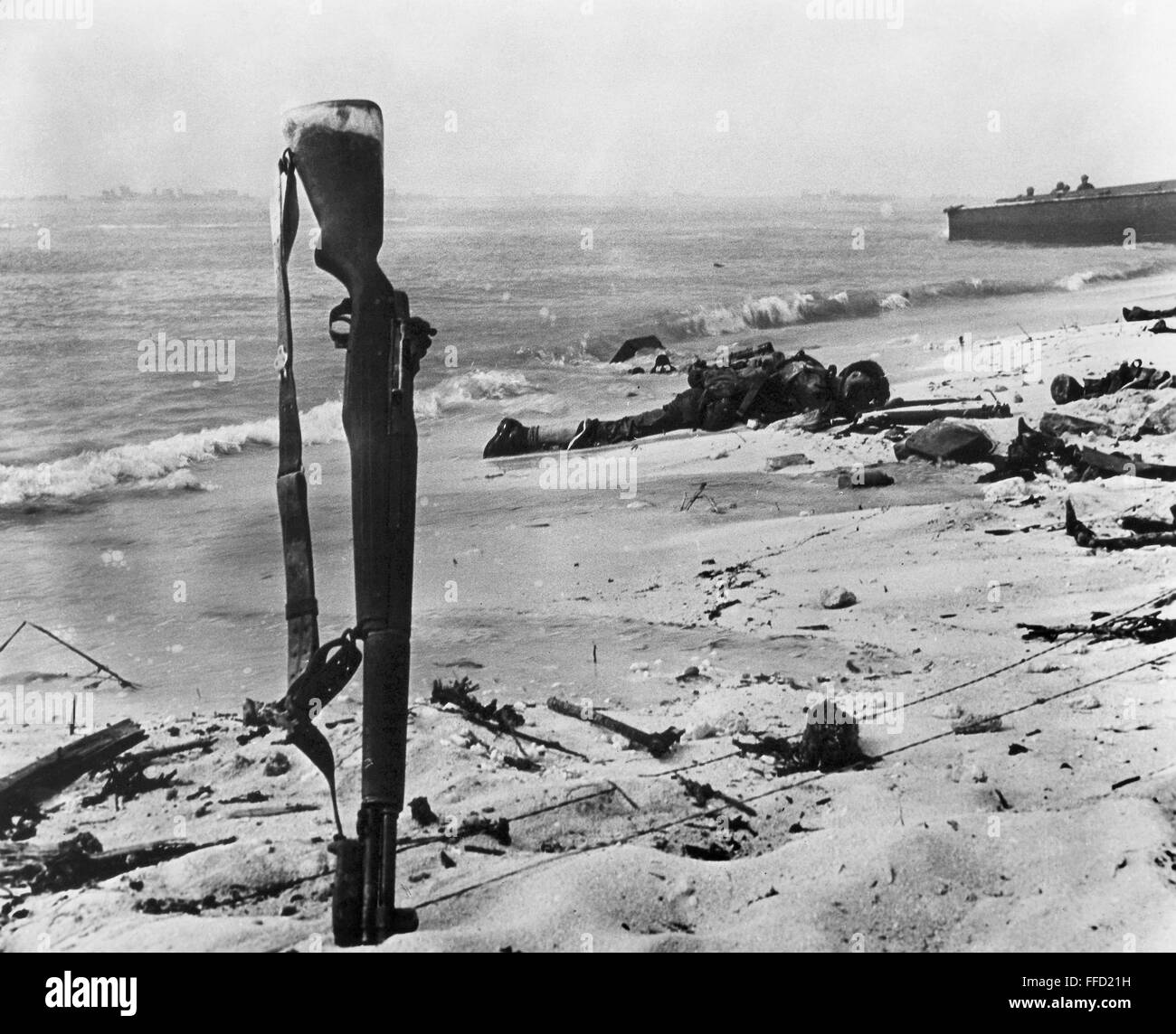 II Guerra Mondiale: ENEWETAK. /NU.S. Marines giacciono morti sulla spiaggia di Enewetak (Parry Island), un atollo nelle Isole Marshall, febbraio 1944. Foto Stock