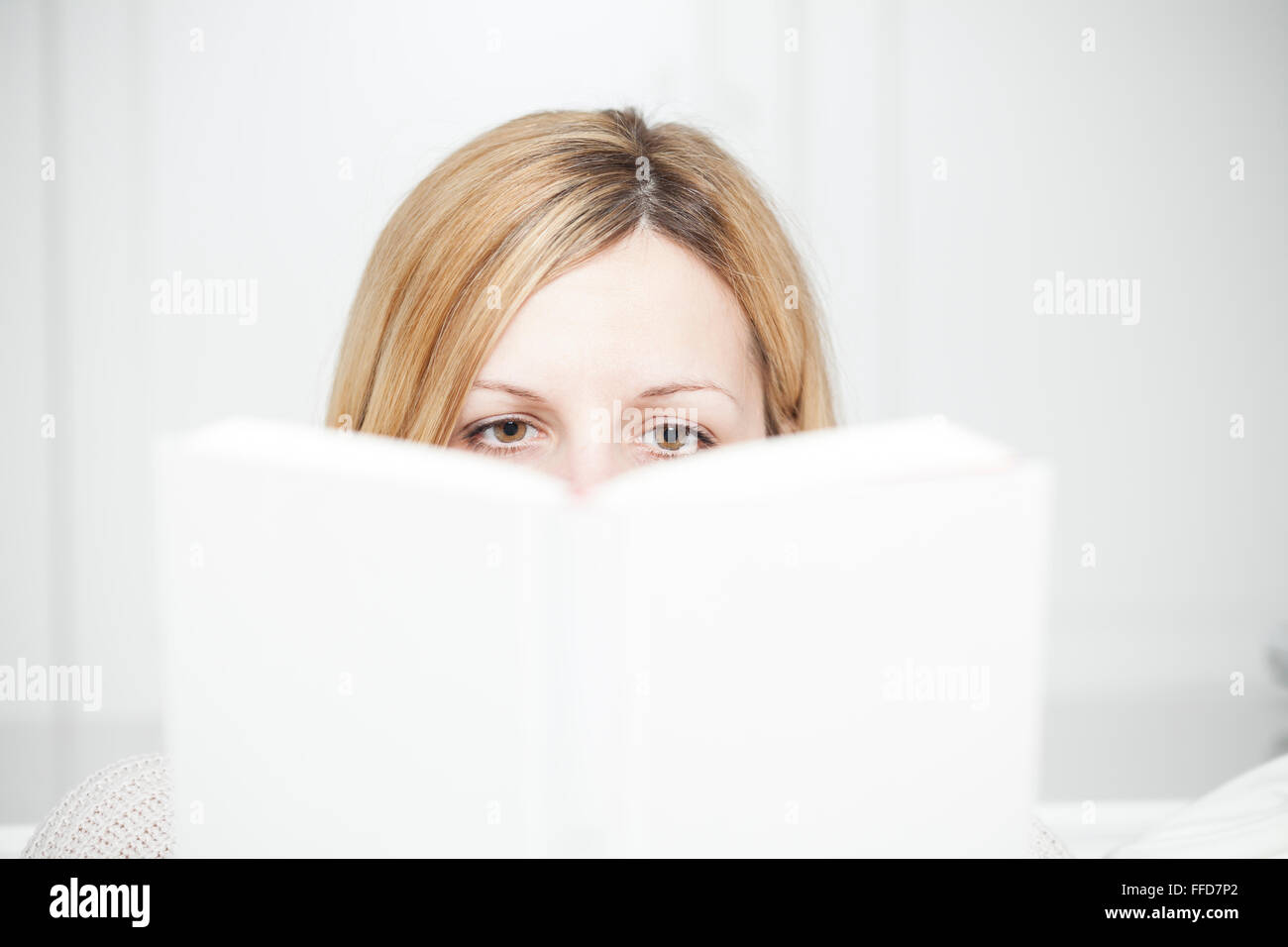Donna con attenzione legge un libro Foto Stock