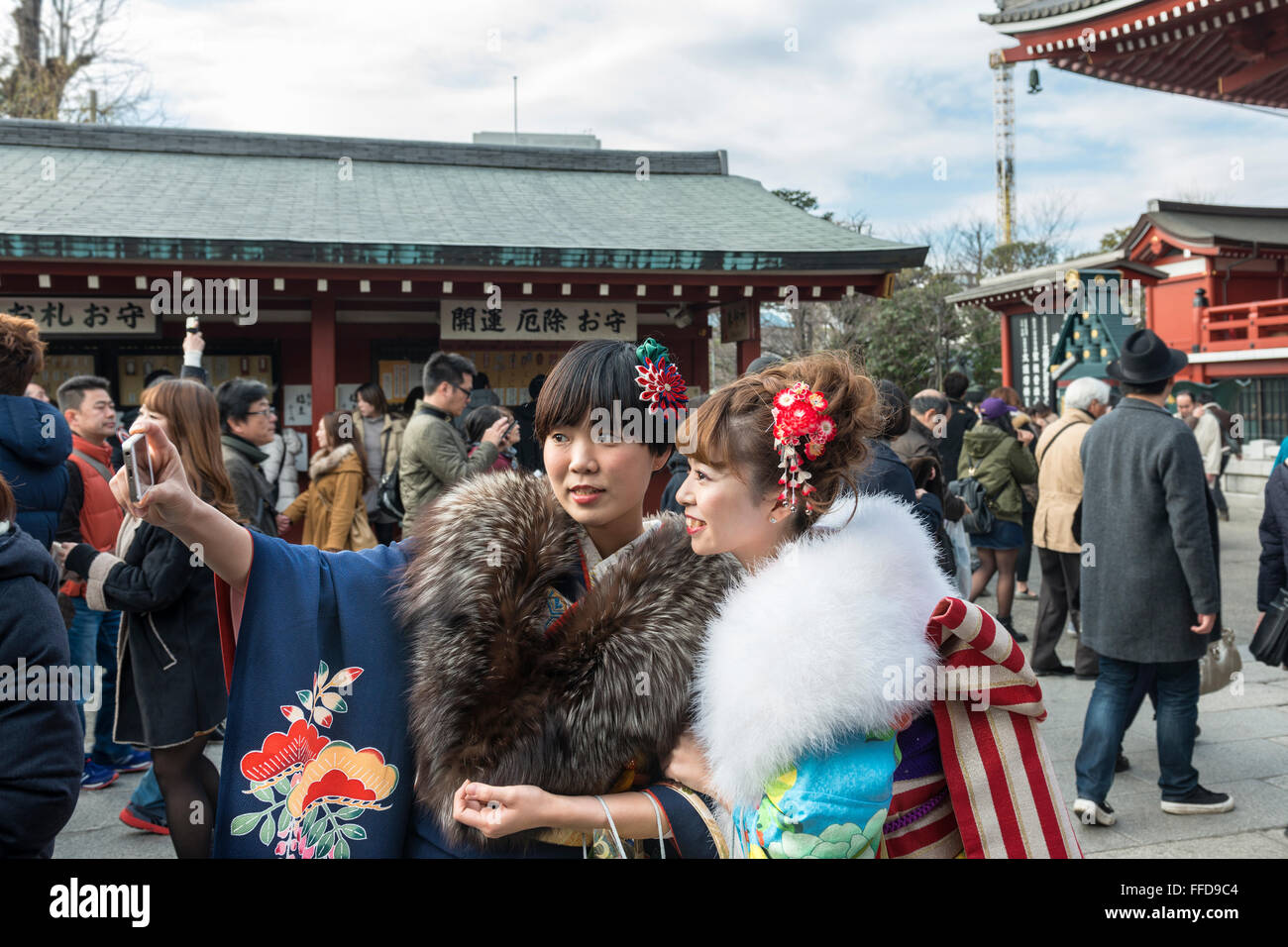 Giovani donne in kimono per la venuta del giorno di età celebrazione presso Sensō-ji di Asakusa, Tokyo, Giappone Foto Stock
