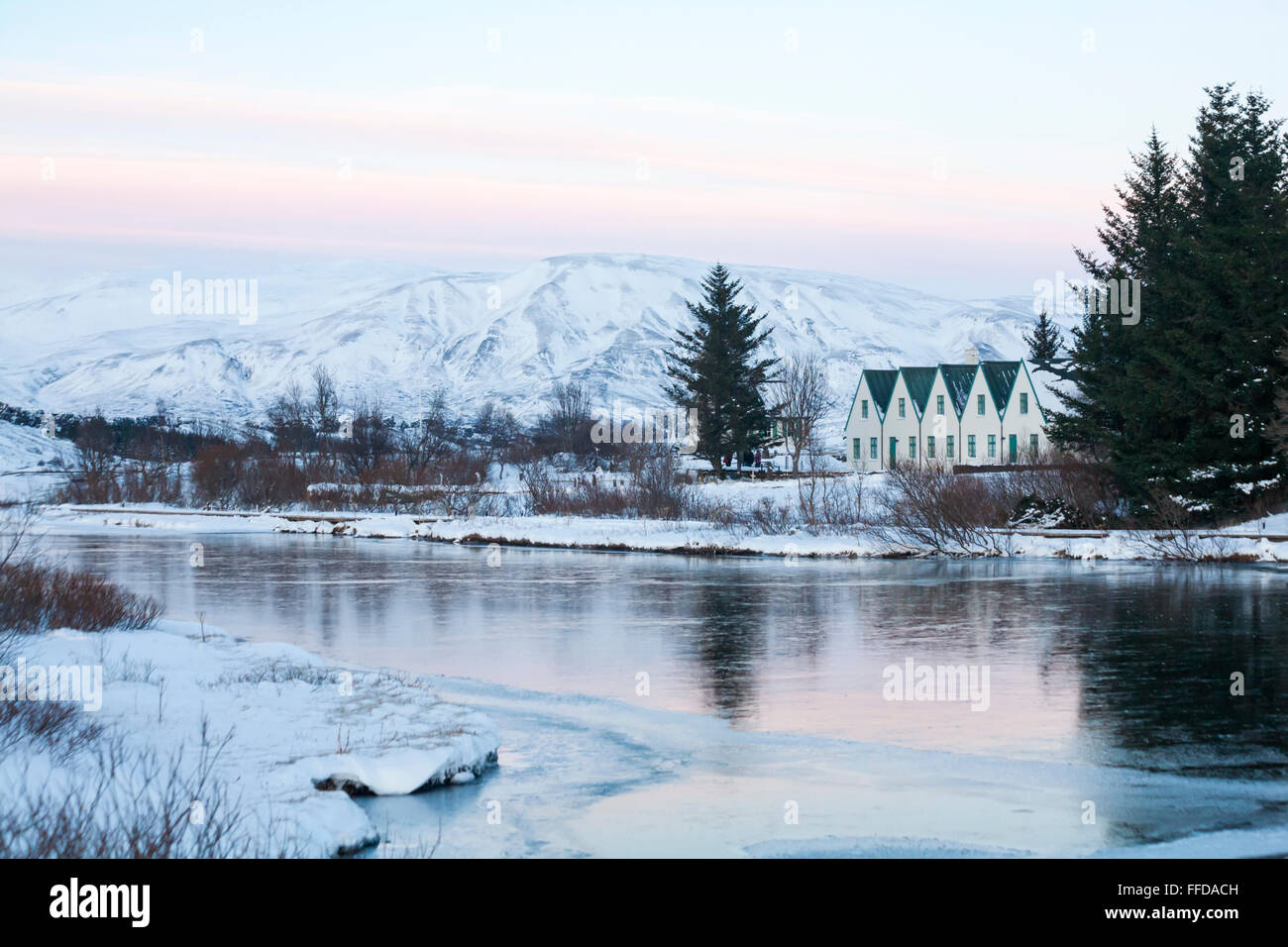 Thingvellir Thingvallabaer agriturismo, residenza estiva ufficiale dell'Islanda´s primo Ministro, Parco Nazionale Thingvellir al tramonto in Islanda nel mese di gennaio Foto Stock