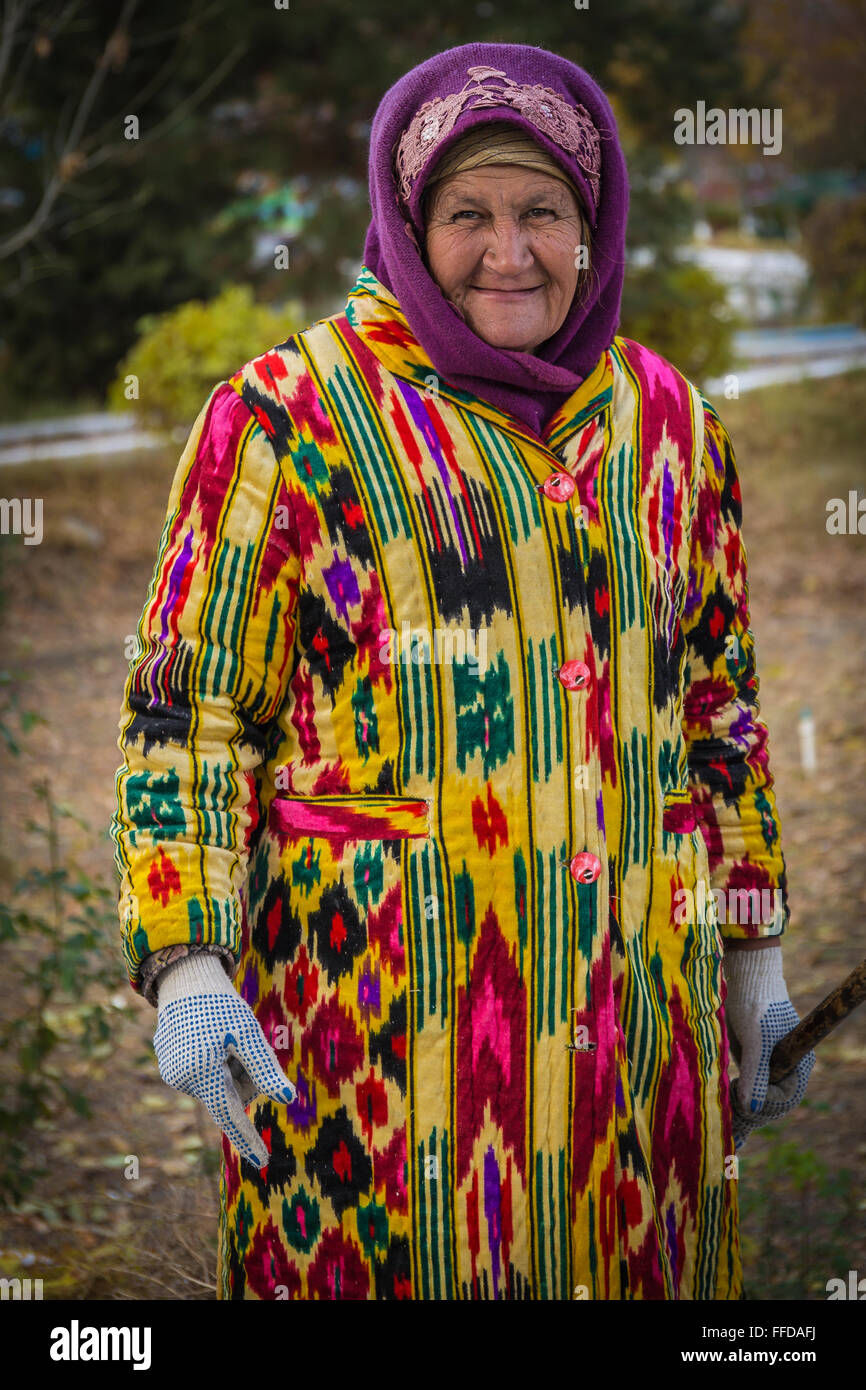 Old Lady con multi-mano di colore comporta per l'orientamento verticale. Foto Stock