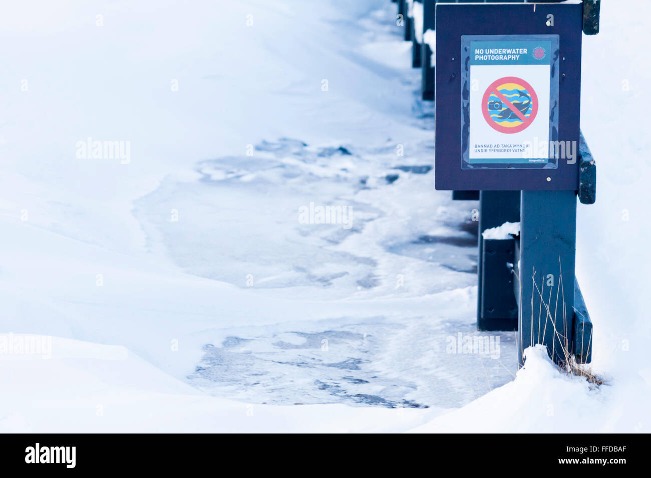 Nessuna fotografia subacquea segno da acqua congelata a Thingvellir National Park, Islanda nel gennaio Foto Stock