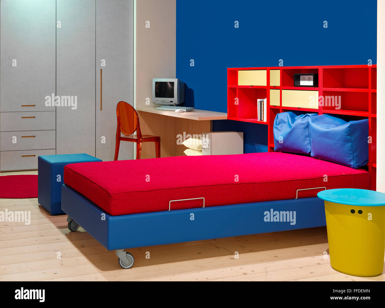 Primo piano di un rosso e blu in camera da letto moderna camera dei bambini con pianale in legno Foto Stock