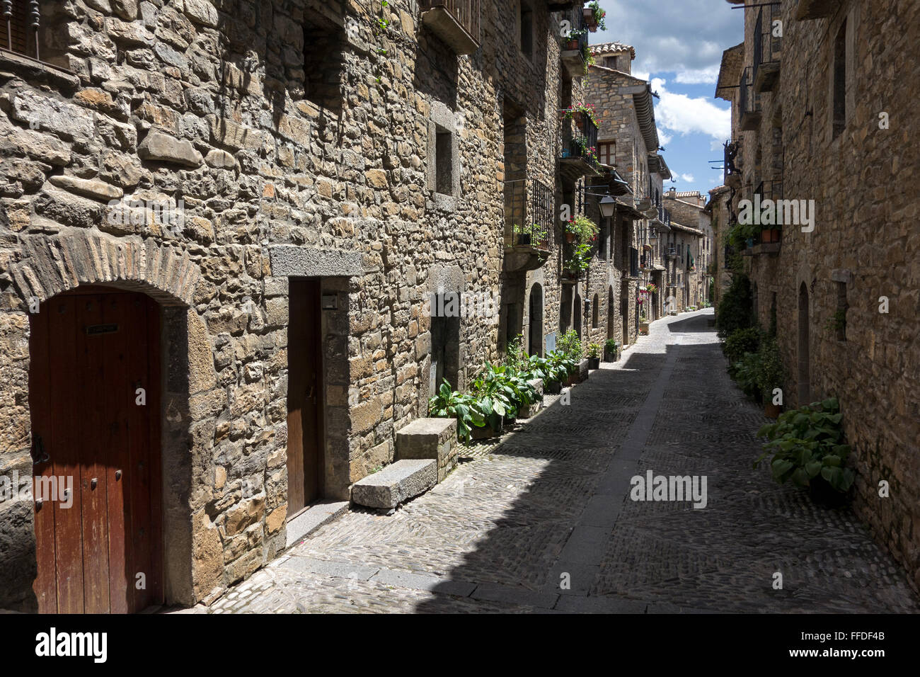 Tradizionali case di pietra. Aínsa main street. Huesca. Aragón. Spagna Foto Stock