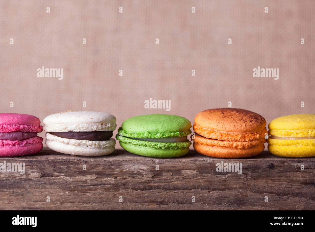 Macaron colorati su sfondo vintage Foto Stock