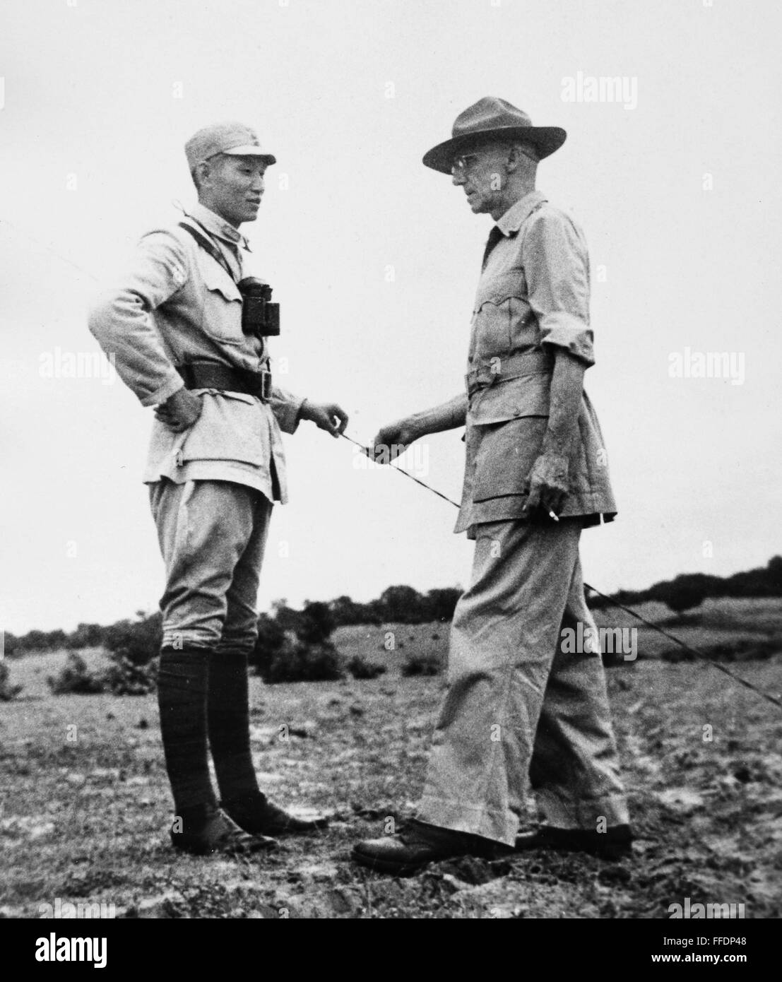 JOSEPH Warren Stilwell (1883-1946). /NAmerican ufficiale dell'esercito.  Generale Stilwell e un ufficiale dell'esercito cinese di conversare in Cina  durante la Seconda Guerra Mondiale. Fotografato c1943 Foto stock - Alamy