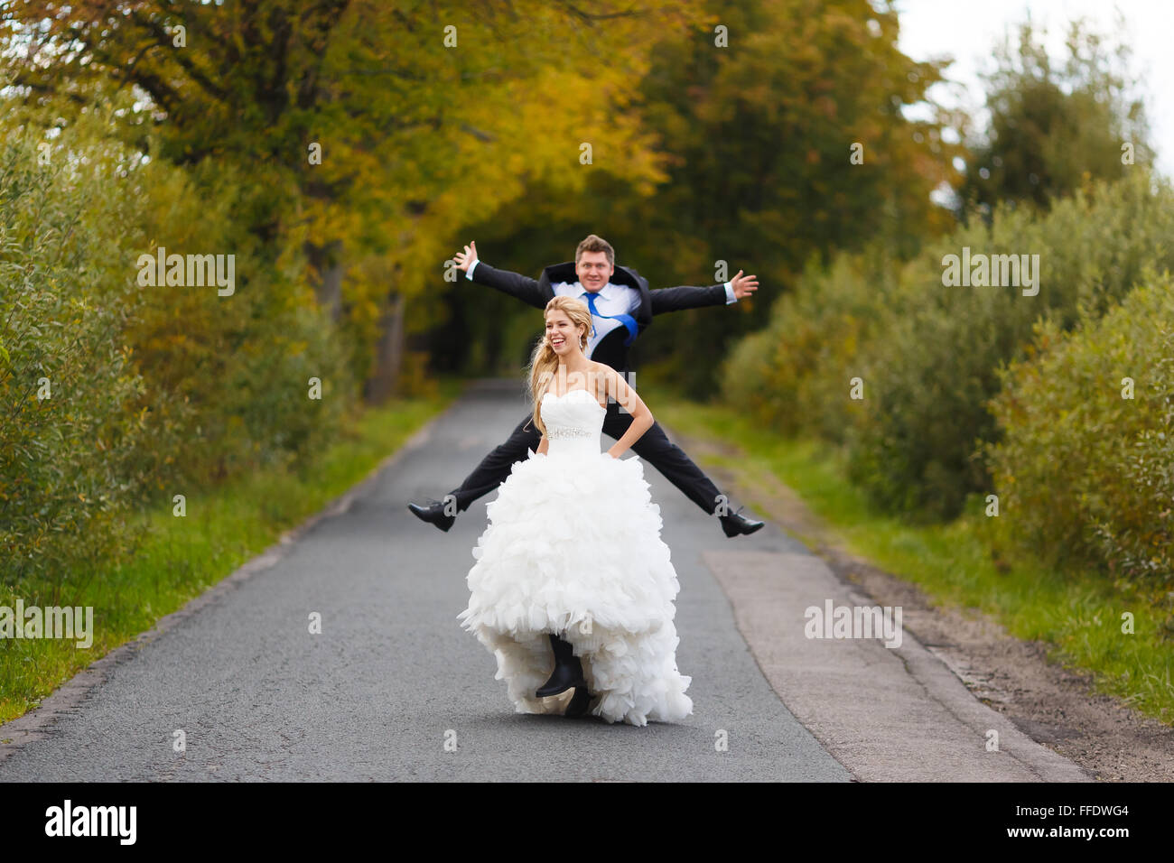 Happy sposi novelli insieme nel loro giorno di nozze Foto Stock