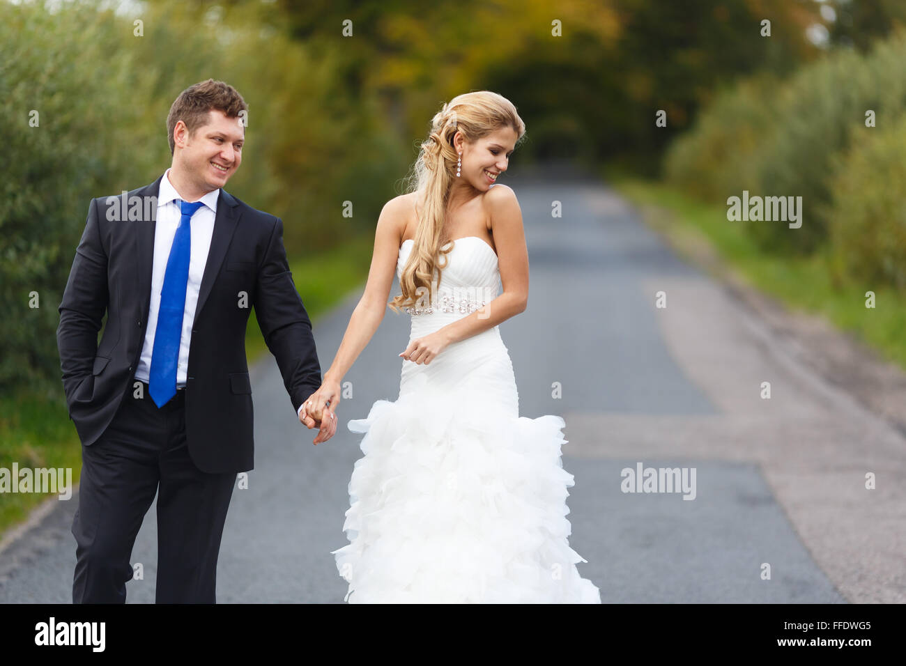Happy sposi novelli insieme nel loro giorno di nozze Foto Stock