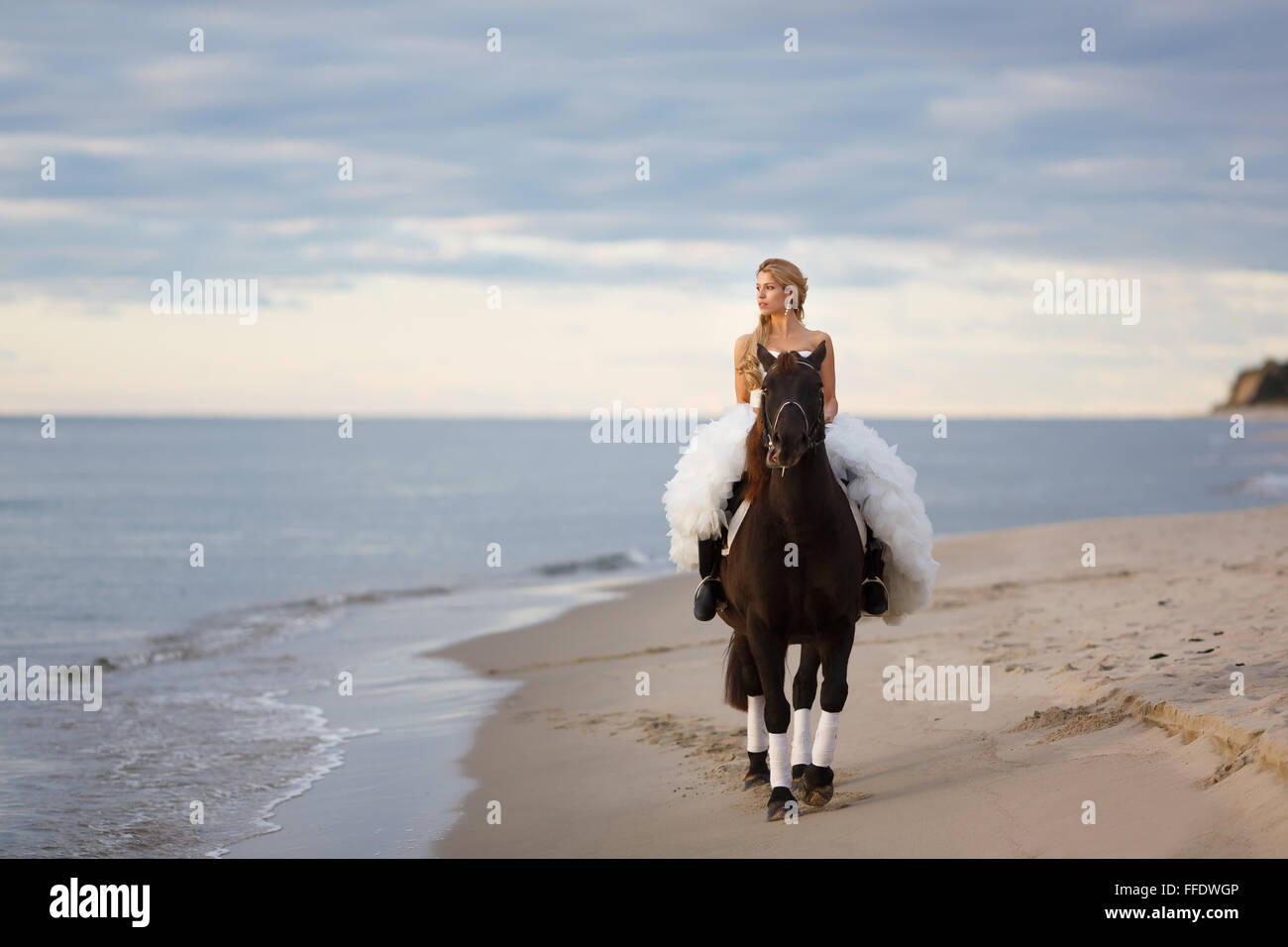 Sposa su un cavallo di mare nel loro giorno di nozze Foto Stock