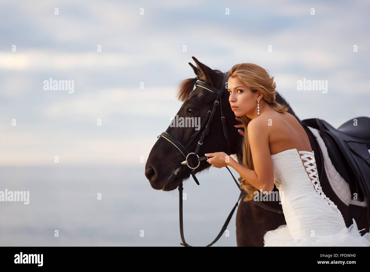 Sposa con un cavallo di mare nel loro giorno di nozze Foto Stock