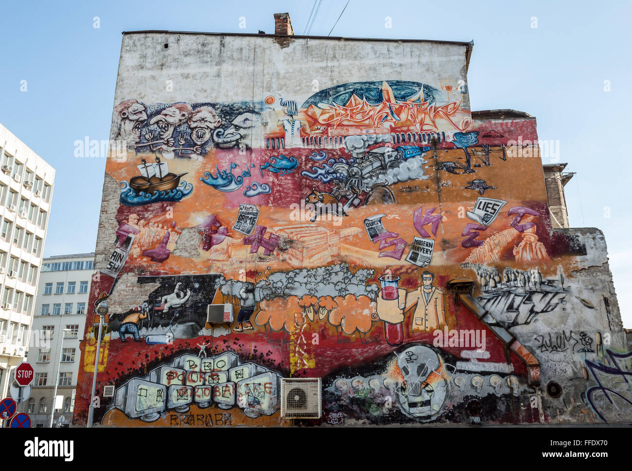 Il murale sulla costruzione a Pop Lukina Street a Belgrado in Serbia Foto Stock