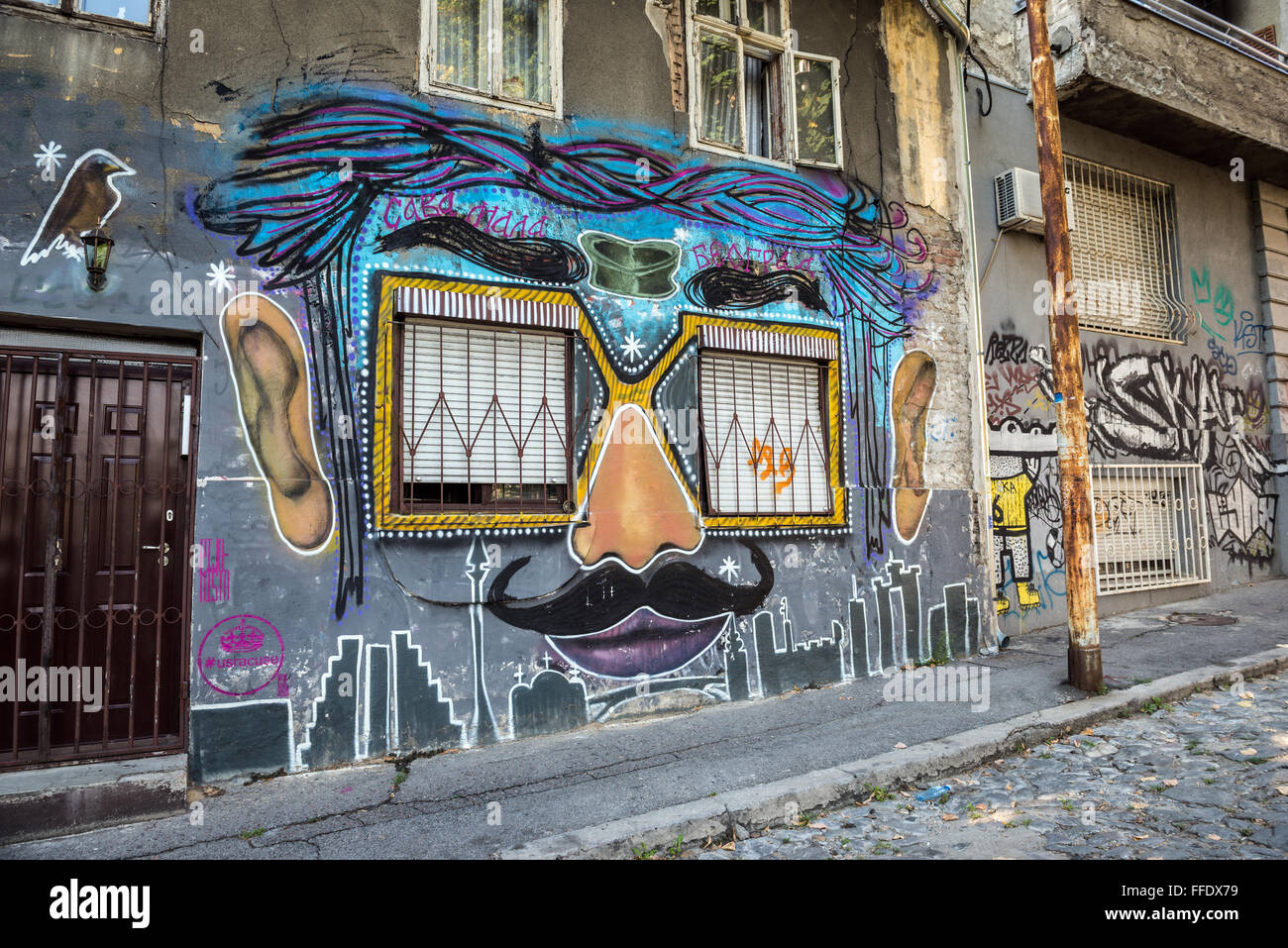 Graffiti dipinti da Pijanista sull'edificio in Kosancicev Venac quartiere di Belgrado, Serbia Foto Stock