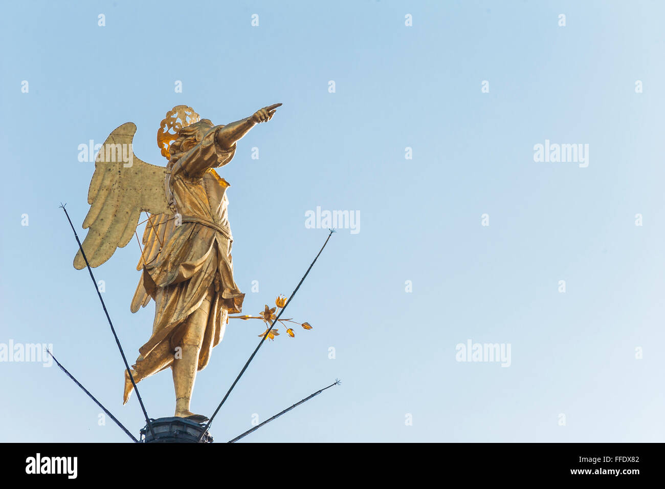 Golden Angel statua sulla cima di una torre campanaria che indica la direzione del vento. Foto Stock