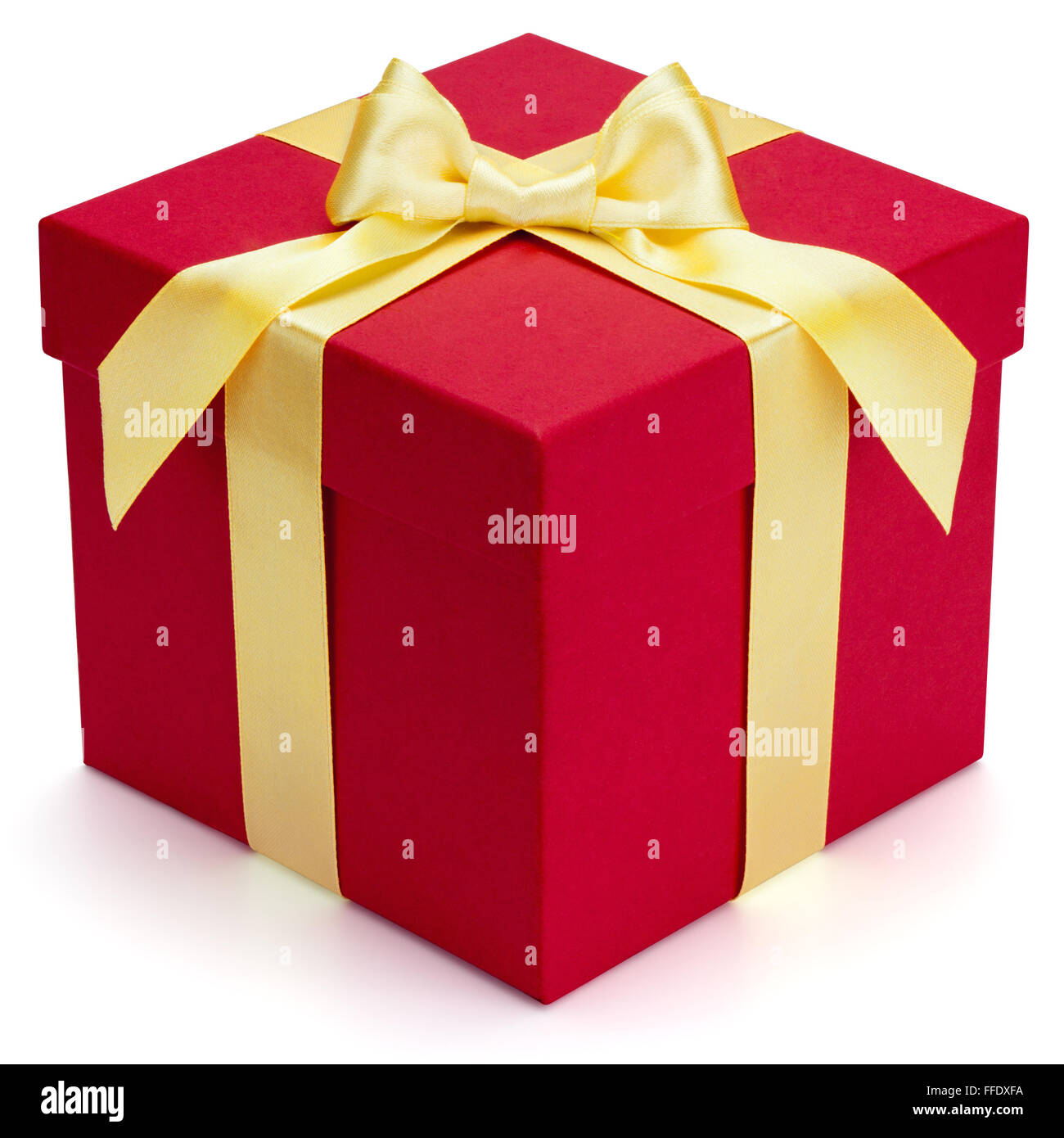 Confezione regalo rossa con nastro giallo e la prua, isolata su uno sfondo bianco, percorso di clipping incluso. Foto Stock