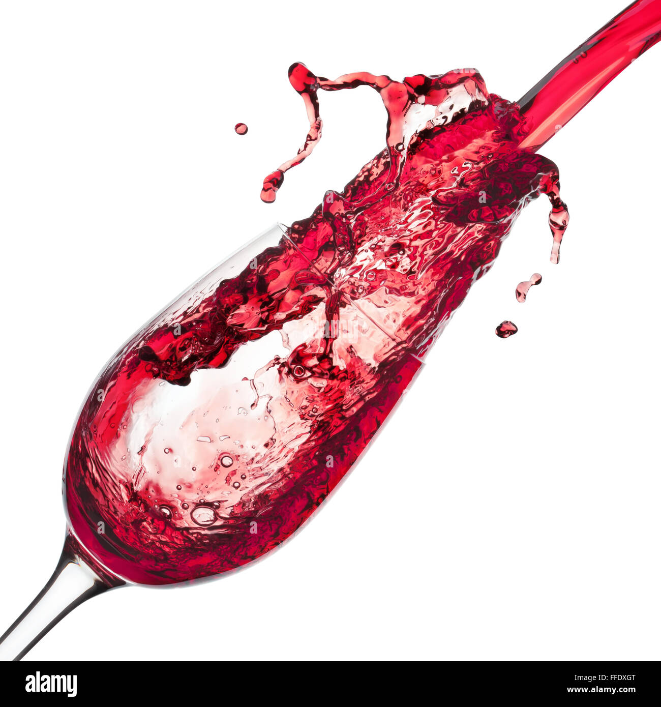 Vino rosso versando in wineglass con splash, isolato su uno sfondo bianco, percorso di clipping incluso. Foto Stock