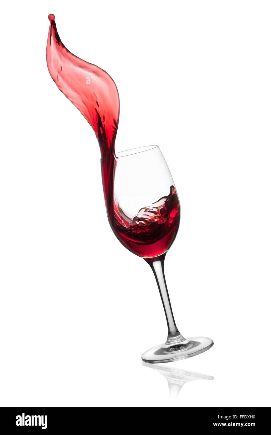 Vino rosso schizzi di vetro isolato su uno sfondo bianco, percorso di clipping incluso. Foto Stock