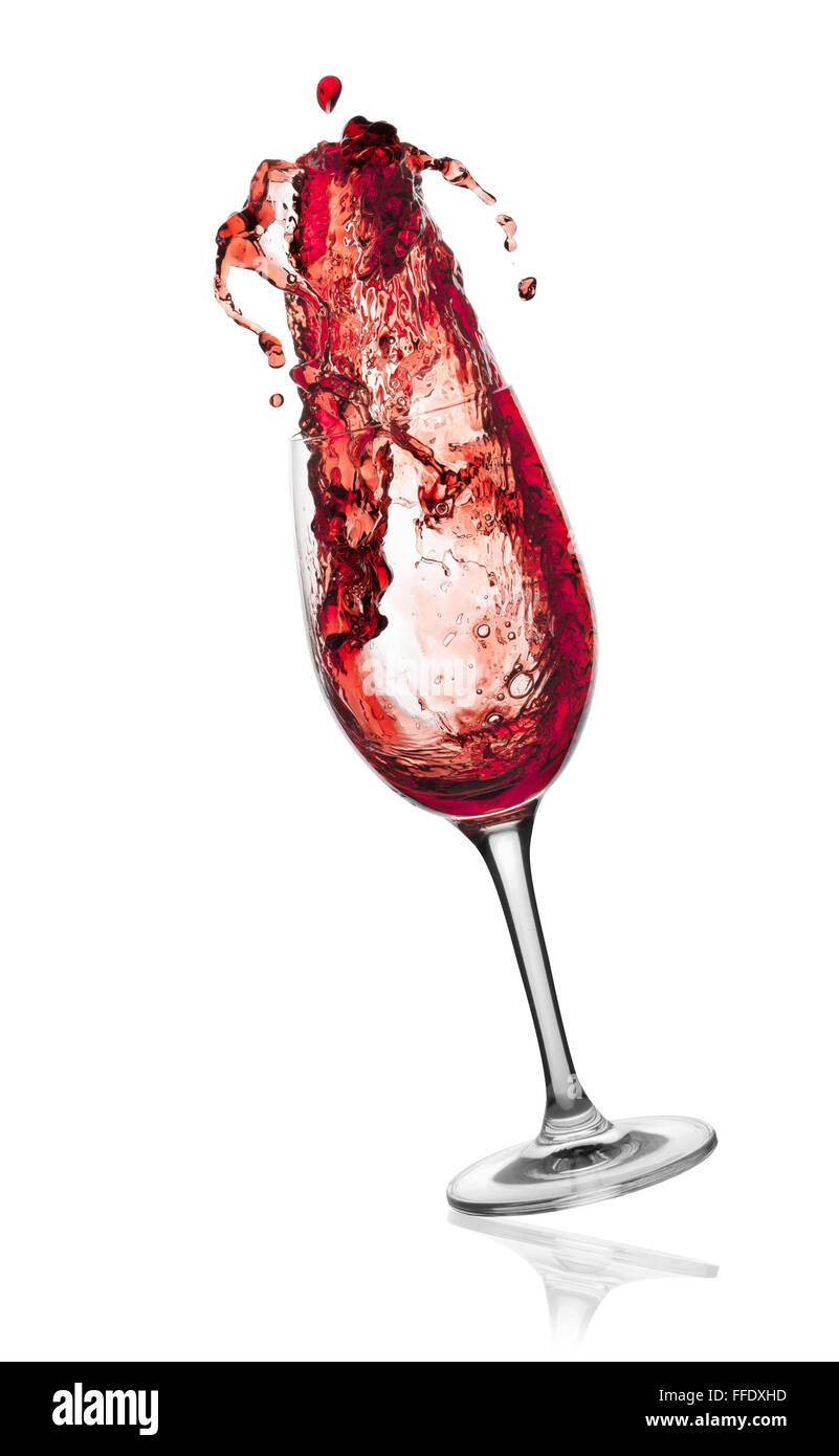 Vino rosso schizzi di vetro isolato su uno sfondo bianco, percorso di clipping incluso. Foto Stock
